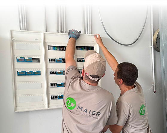 Monteure von Elektrotechnik Maier am Verteiler